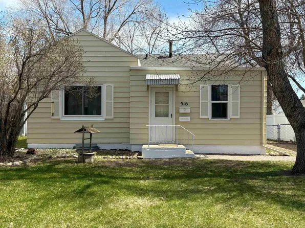 516 22nd St NW, Minot, ND 58703