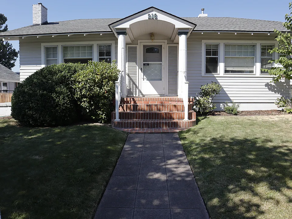 216 S 15th Ave