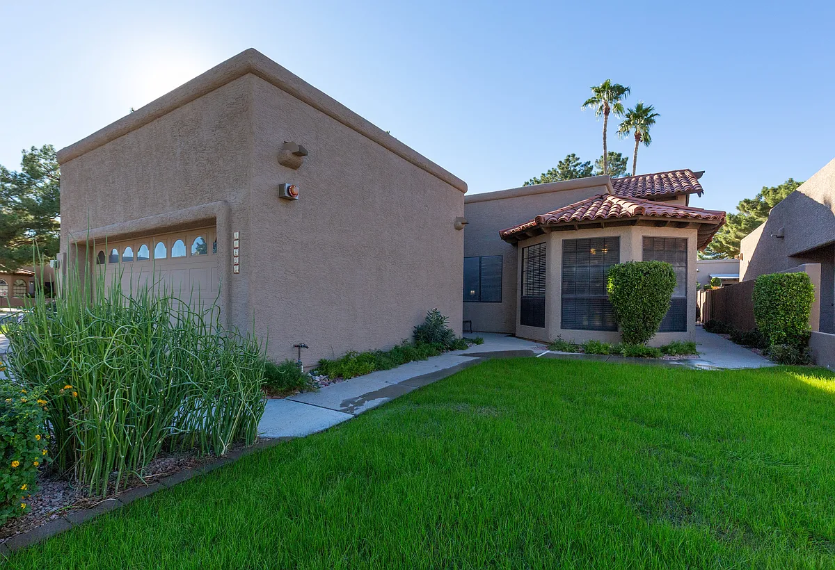 2 car garage - 11630 N 41st Pl