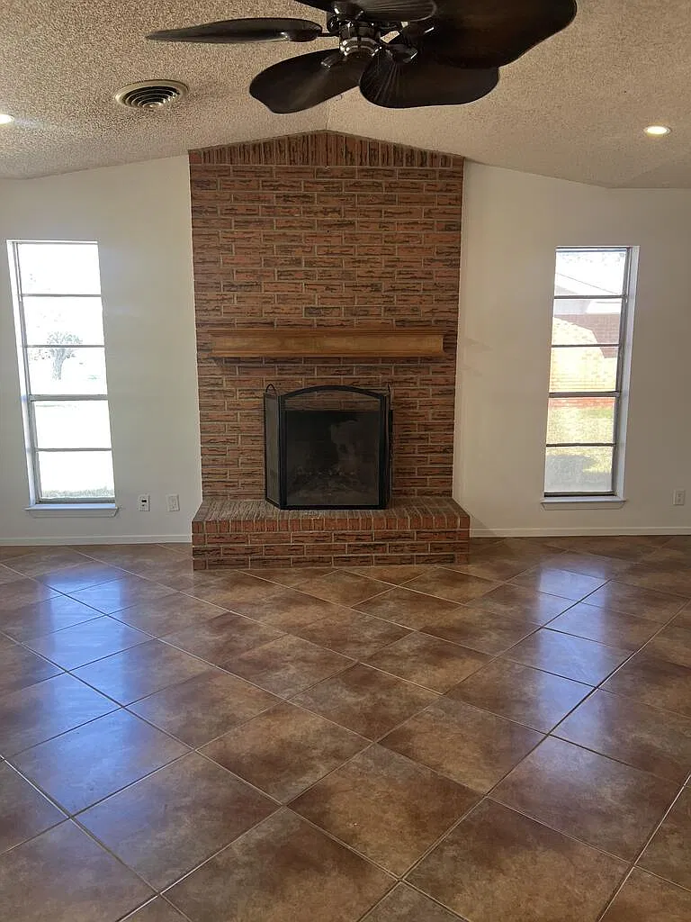 3 bed, 2.0 bath, 1308 sqft, $2,200 — Photo 3