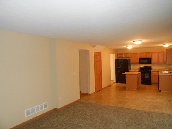 5th image of 746 Streamwater Dr