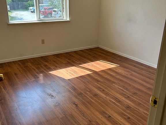 3rd image of 1011 Elizabeth Ln