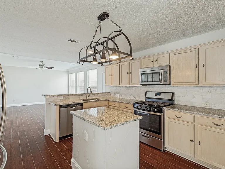 3900 Columbus Dr — Photo 6