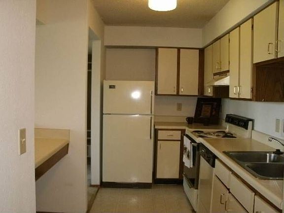 Huge kitchen/cabinets