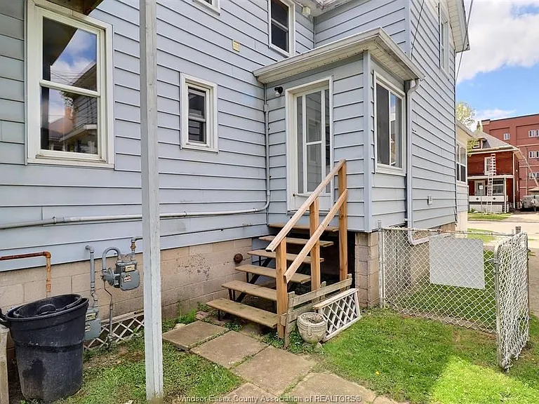 996 Albert Rd — Photo 2