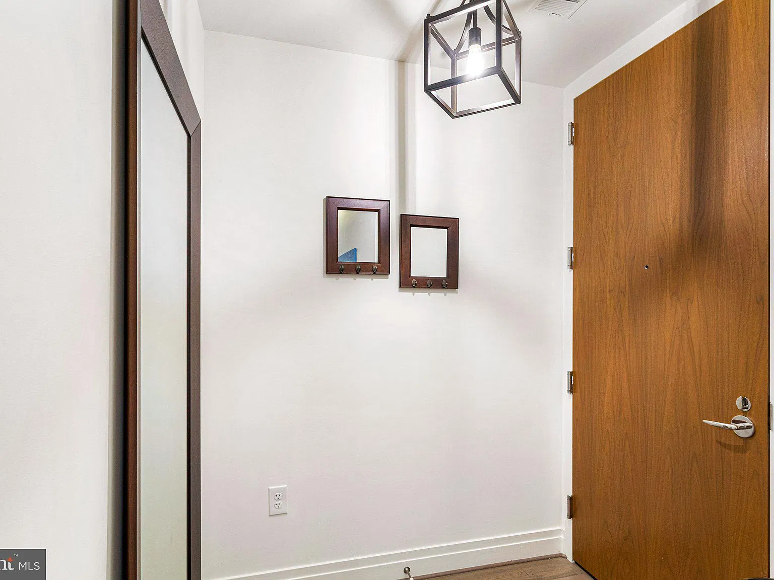2 bed, 2.0 bath, 1173 sqft, $5,700 — Photo 4