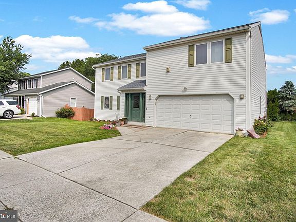 4th image of 47 Honeysuckle Dr