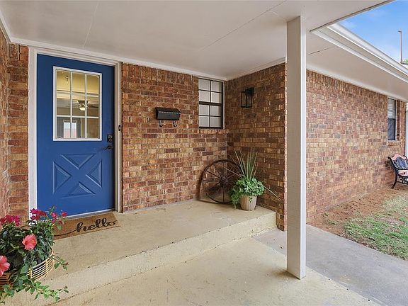 5th image of 215 W Hillcrest Ln