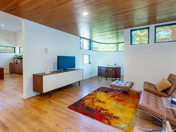 712 Ladd Road image 11 of 32