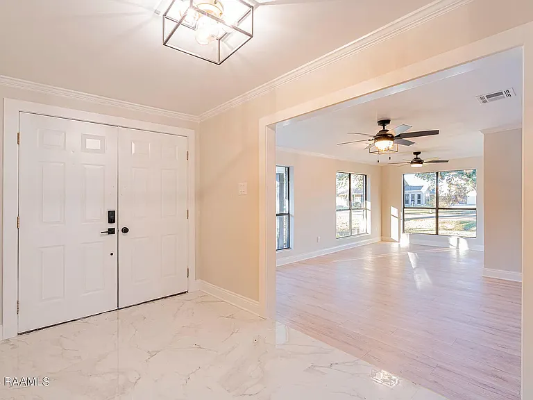 101 Van Dyke Ct — Photo 3