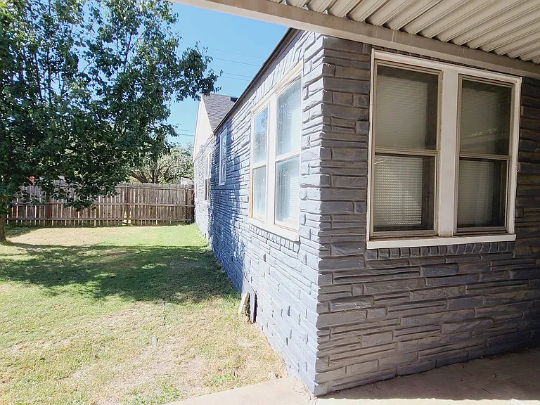 1612 SW 6th St — Photo 15