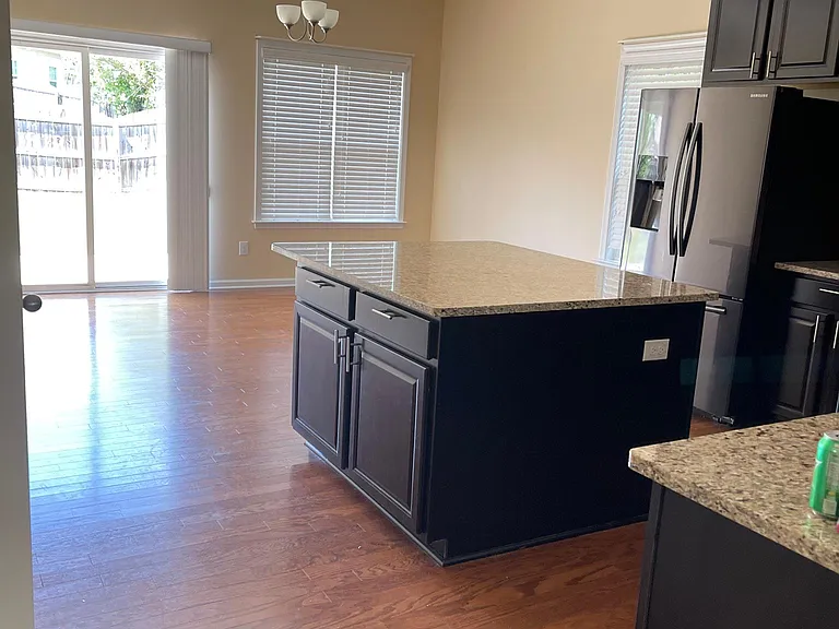 245 Breezemont Dr — Photo 4