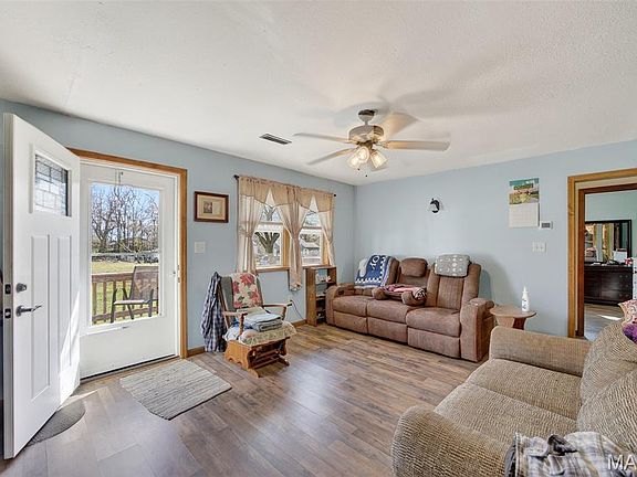 4th image of 541 Hood St