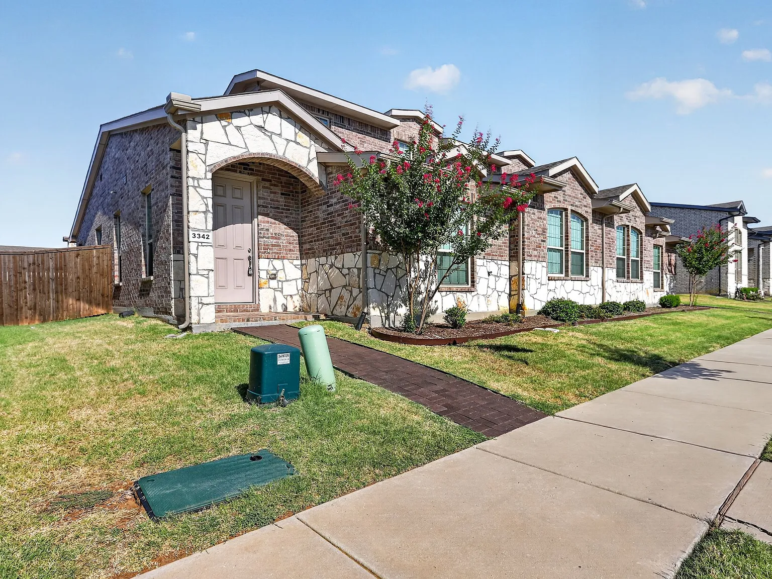 4 bed, 2010 sqft, $2,500 — Photo 2