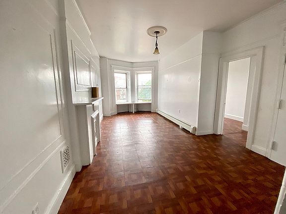 2nd image of 21 Spencer Pl #3