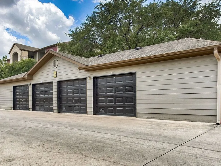 At Vance Jackson, we have all you need to feel right at home. Located in beautiful San Antonio, our prime location is near many restaurants, retail, and much more.