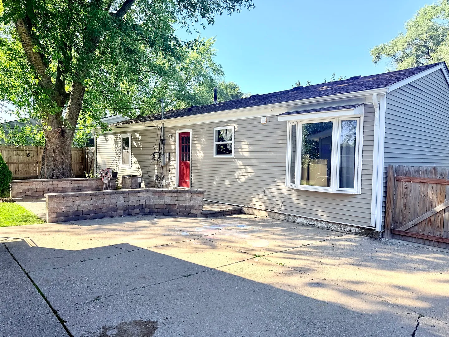 4 bed, 1225 sqft, $2,500 — Photo 4