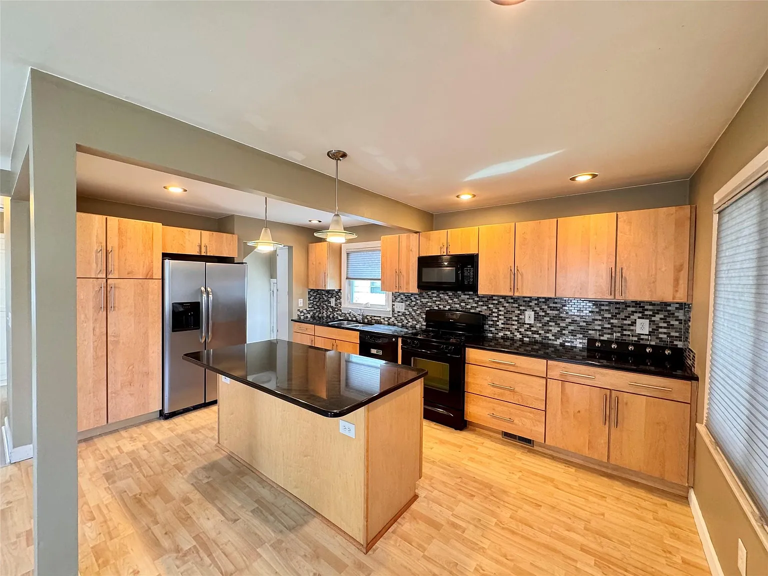 5 bed, 2.0 bath, 1608 sqft, $2,800 — Photo 4
