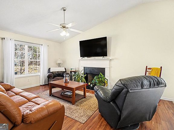 3rd image of 100 Hunter Pl