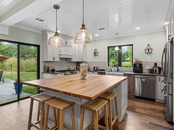 Kitchen middle island