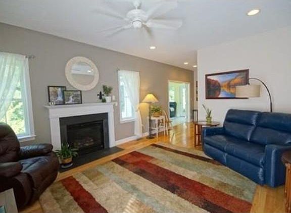 3rd image of 30 Sugar Plum Ln