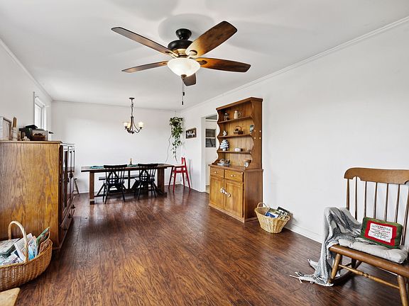 3rd image of 404 Robertson Dr