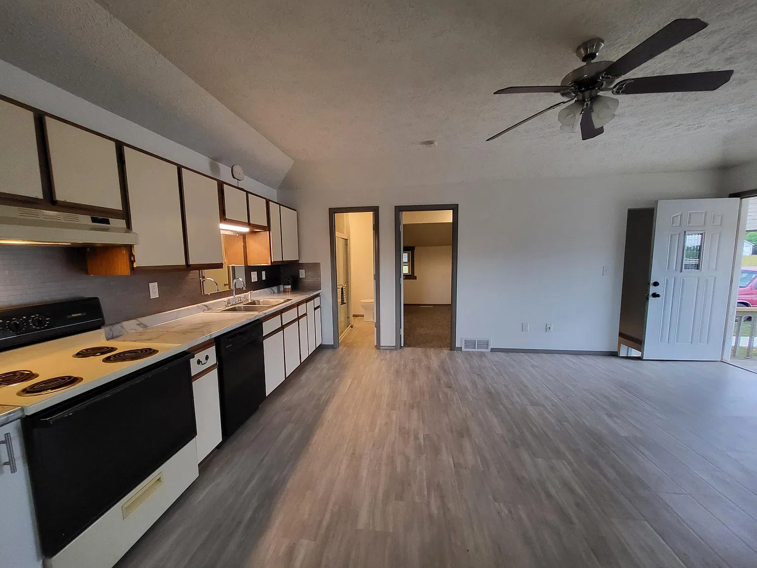 2 bed, $1,100 — Photo 4