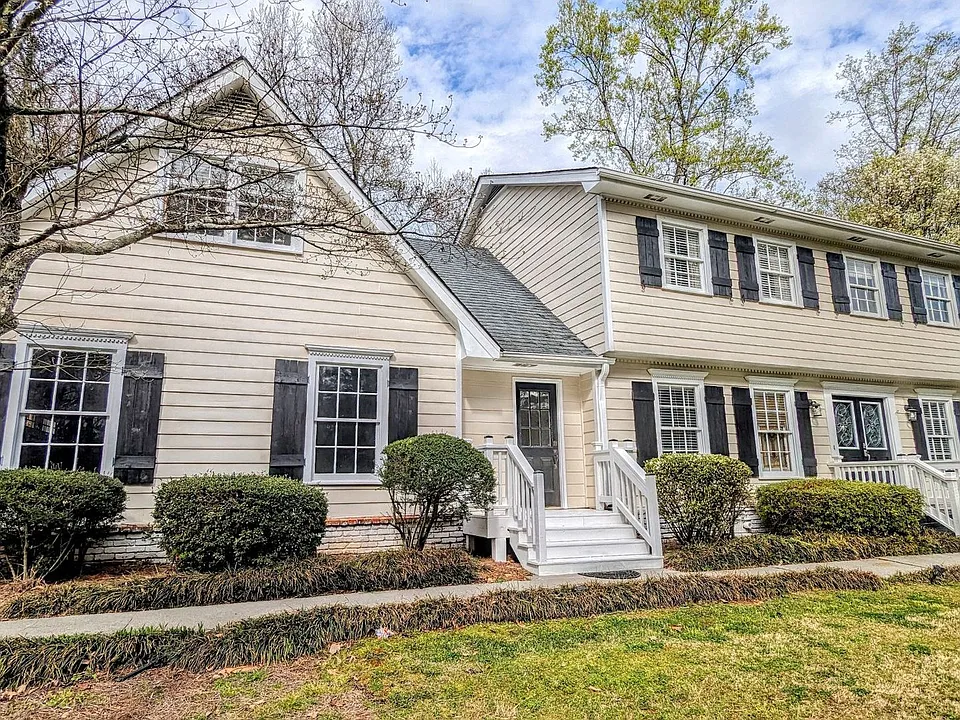 325 Lakeshore Dr NE