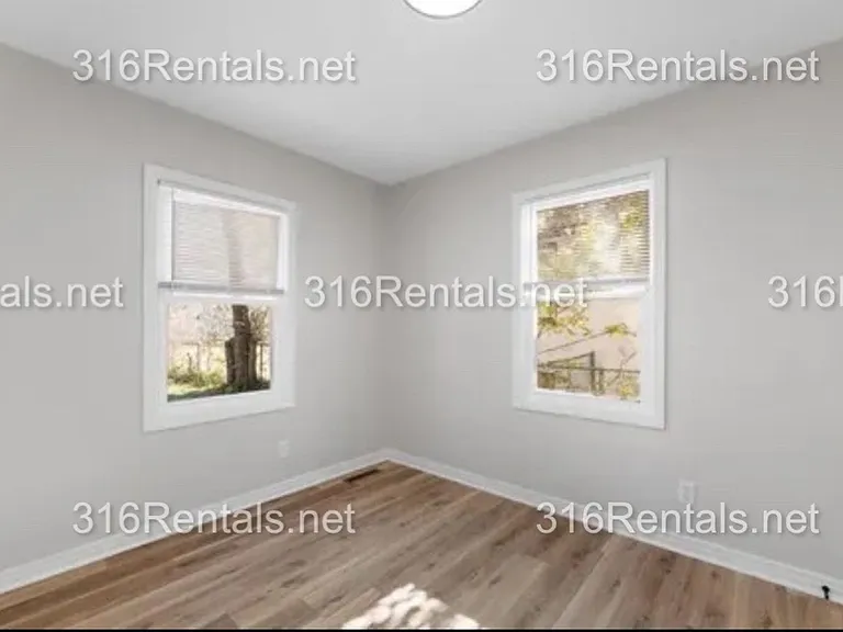 2116 S Mosley Ave — Photo 8