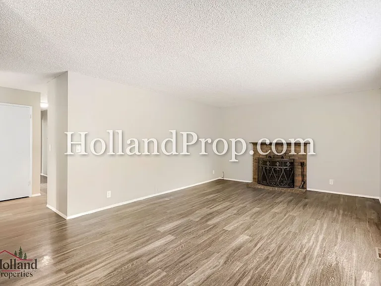 1974 NE Barberry Dr — Photo 5