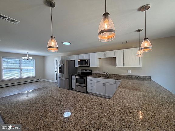 5th image of 805 Antrim Ln