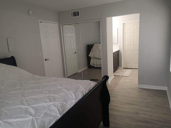 4th image of 5540 Owensmouth Ave APT 301
