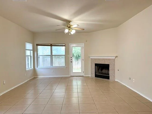 3 bed, 2.0 bath, 1606 sqft, $1,795 — Photo 3