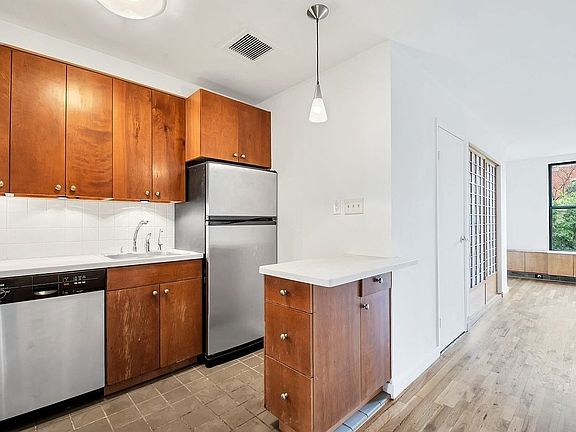 4th image of 50 Carroll St Unit 1-L