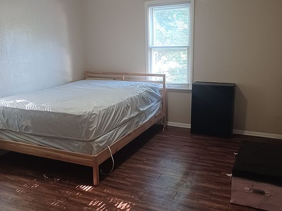 Bedroom (Bed, Bookshelf & trunk stay)