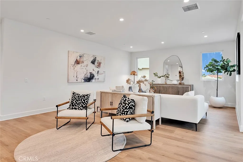 5 bed, 2989 sqft, $5,800 — Photo 3