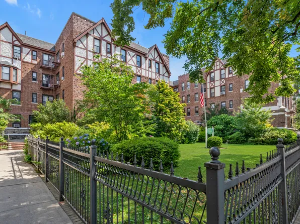 160-15 Powells Cove Boulevard image 1 of 11