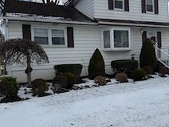 300 John Ochs Dr, Saddle Brook, NJ 07663