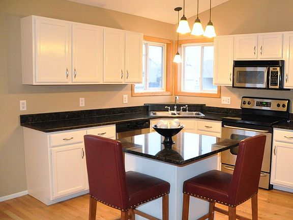 Welcome to your dream kitchen!
						:
						Beautiful stainless steel appliances, white enamel cabinetry & center island.