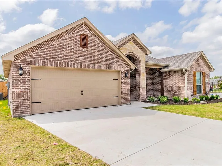 305 Jasmine Ct — Photo 2