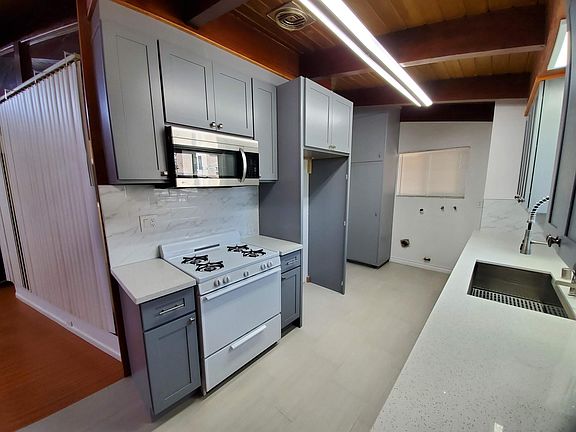 4th image of 1022 1/2 S Fir Ave