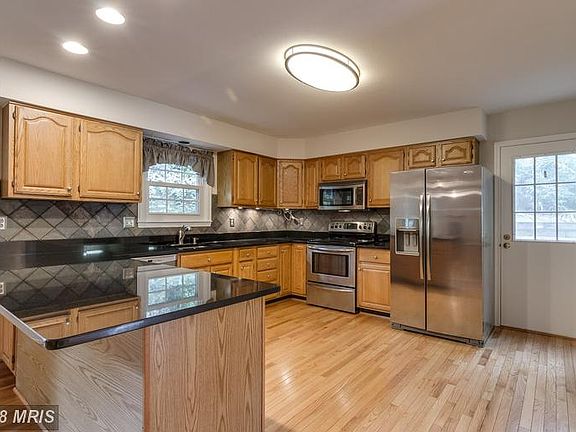 Kitchen w/granite counter tops