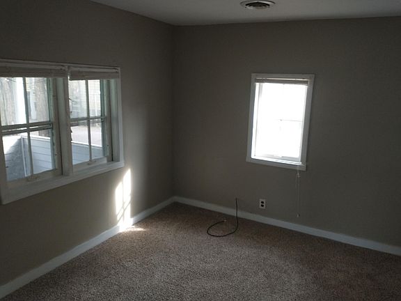 2nd image of 221 Bank St