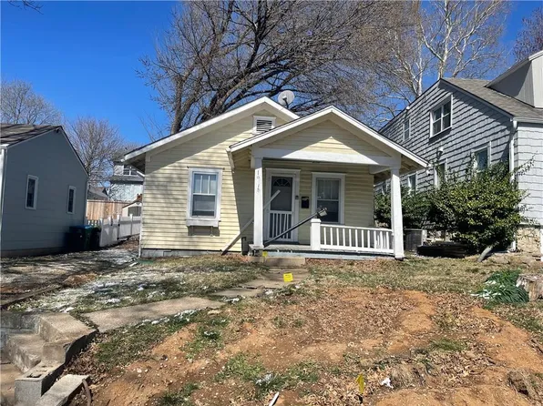 2100 W 48th St, Westwood, KS 66205