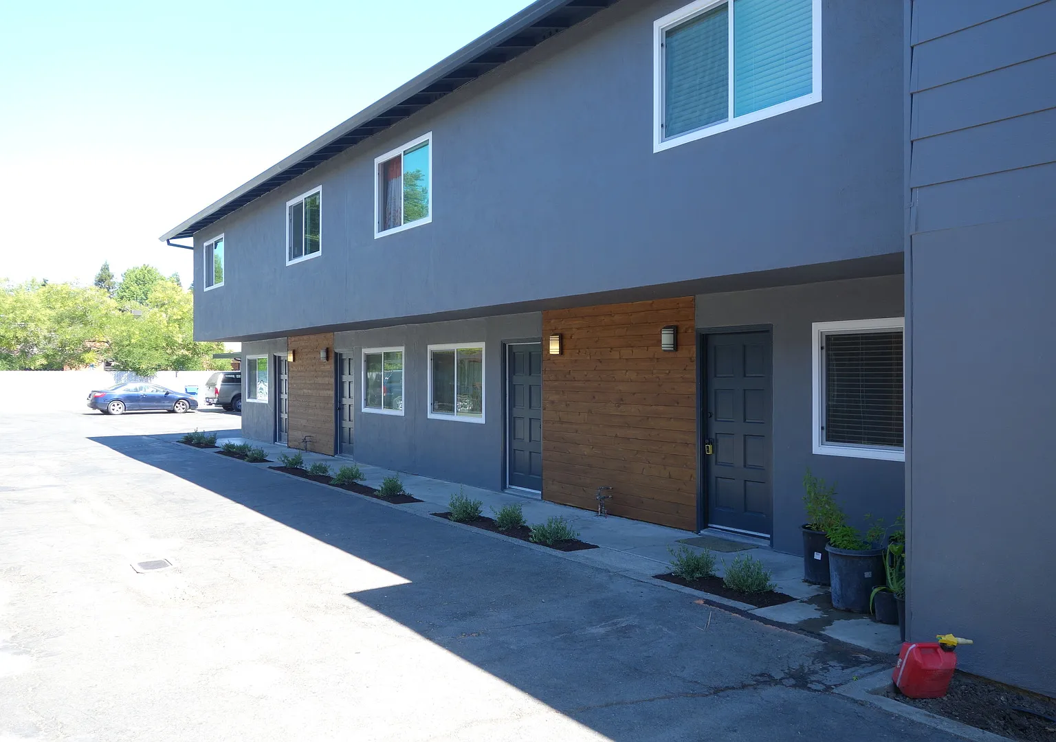 Townhome unit, 1 car parking, on-site laundry — Photo 2