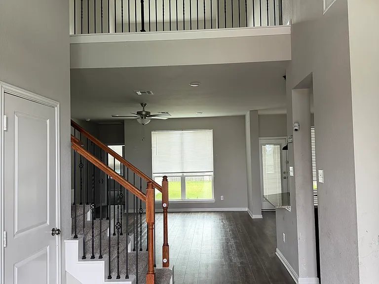 717 Hollyhock Dr — Photo 3