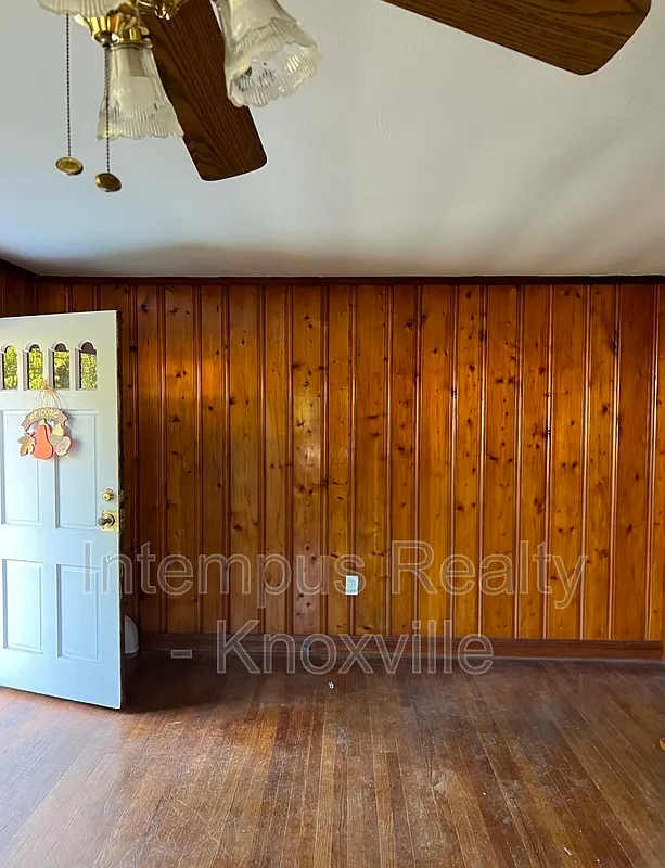 3 bed, 1.0 bath, 1172 sqft, $1,800 — Photo 2