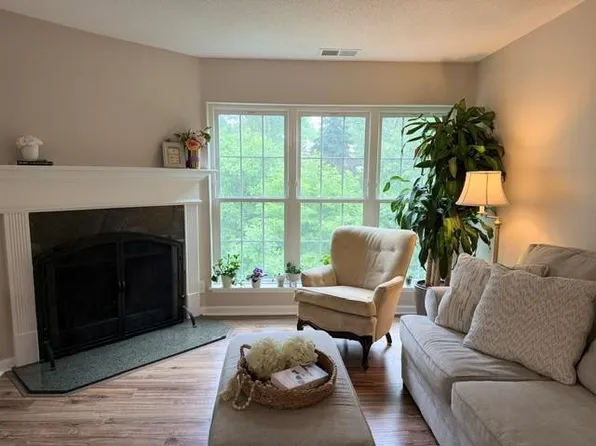6010 Chasewood Pkwy APT 203, Minnetonka, MN 55343