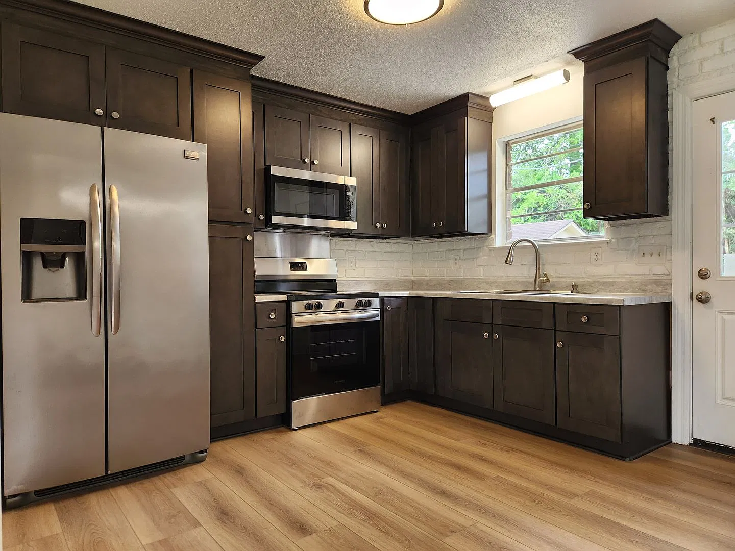 Stunning 4 bedroom, 2 bathroom home located on Wilmington Island — Photo 3