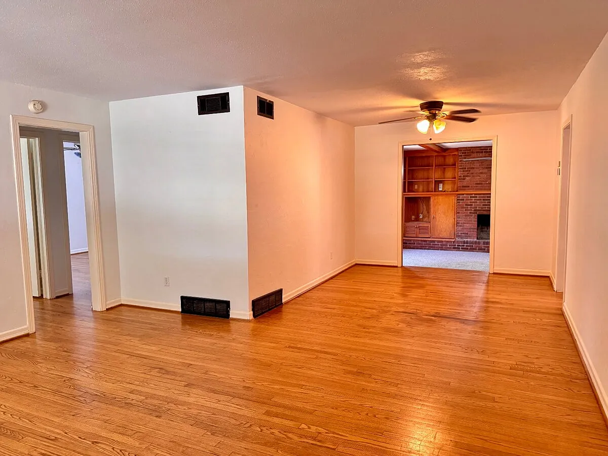 2 bed, 1.0 bath, 1345 sqft, $1,395 — Photo 2